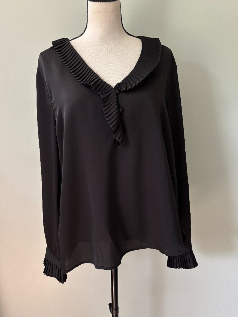 Vince Camuto Black Pleated Ruffle V-Neck Blouse Size L NWT - Picture 1 of 7